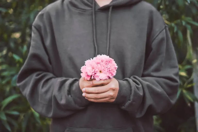First Date: What Flowers to Give a Girl